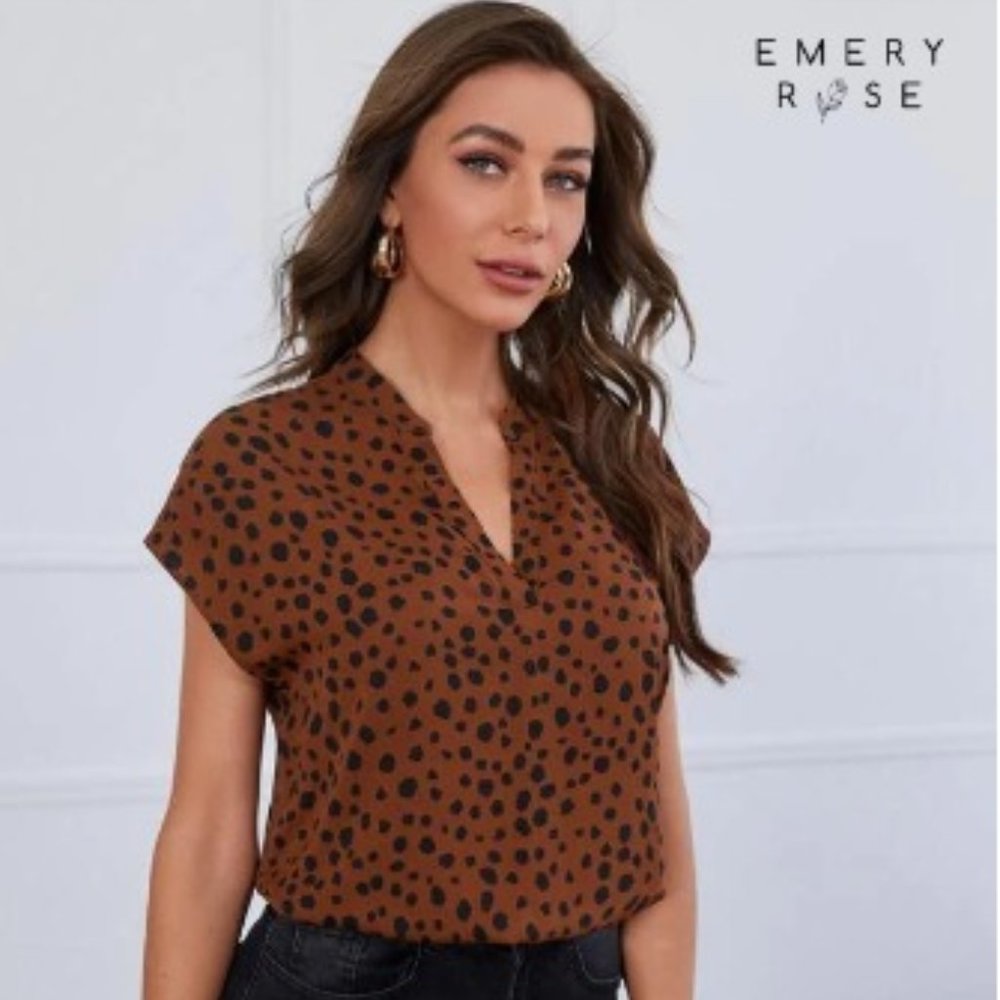 Emery Rose Notched Neck Print Top